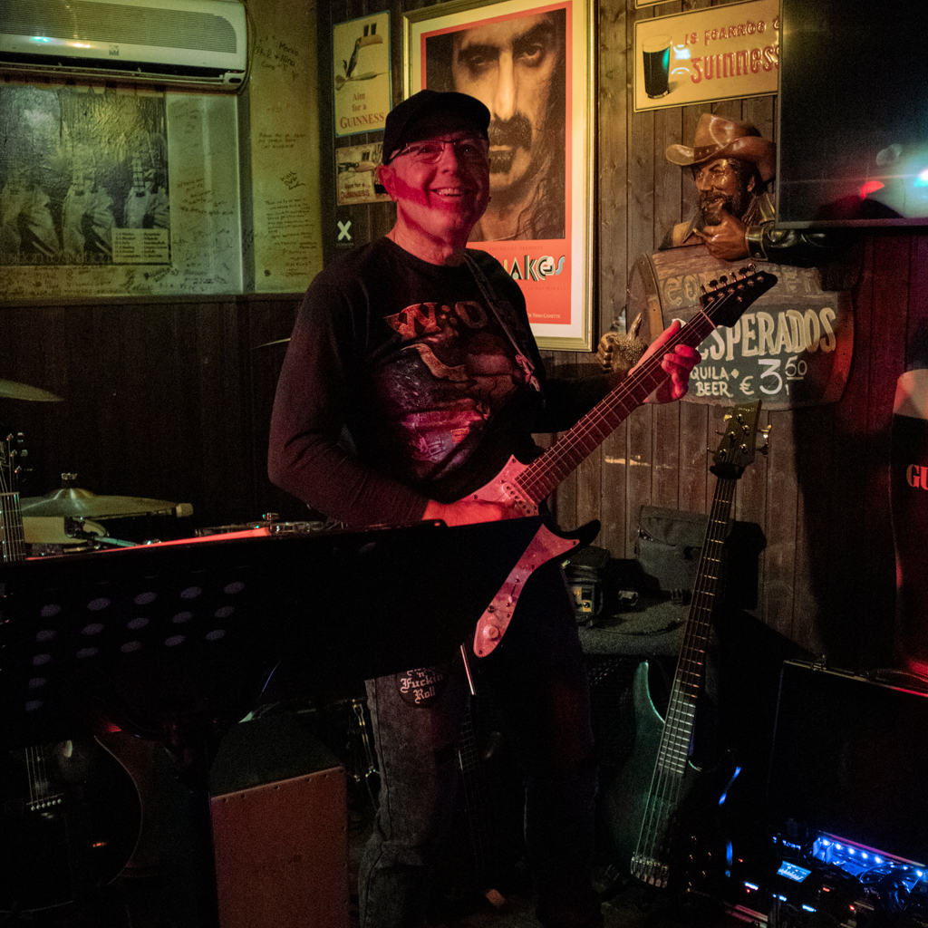 Andreas an der Gitarre
